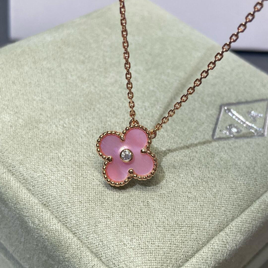 {
  "Elowen jewels": "Elowen jewels",
  "CLOVER 15MM DIAMOND PINK MOP NECKLACE": "クローバー 15mm ダイヤモンド ピンクマザーオブパール ネックレス"
}
