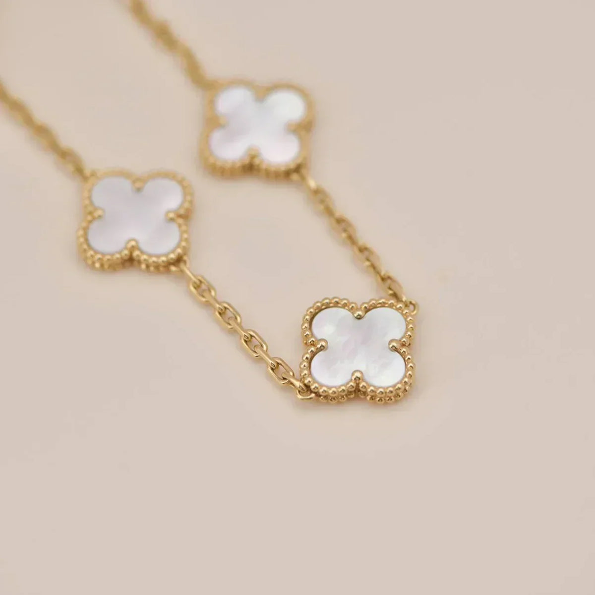 [Elowen jewels ]KOLLEKTION CLOVER WHITE PEARL MOP ARMBAND MIT 5 MOTIVEN