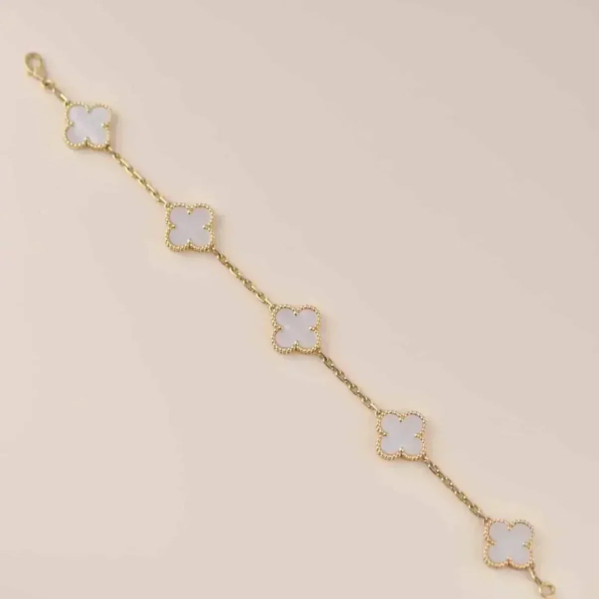 [Elowen jewels ]KOLLEKTION CLOVER WHITE PEARL MOP ARMBAND MIT 5 MOTIVEN