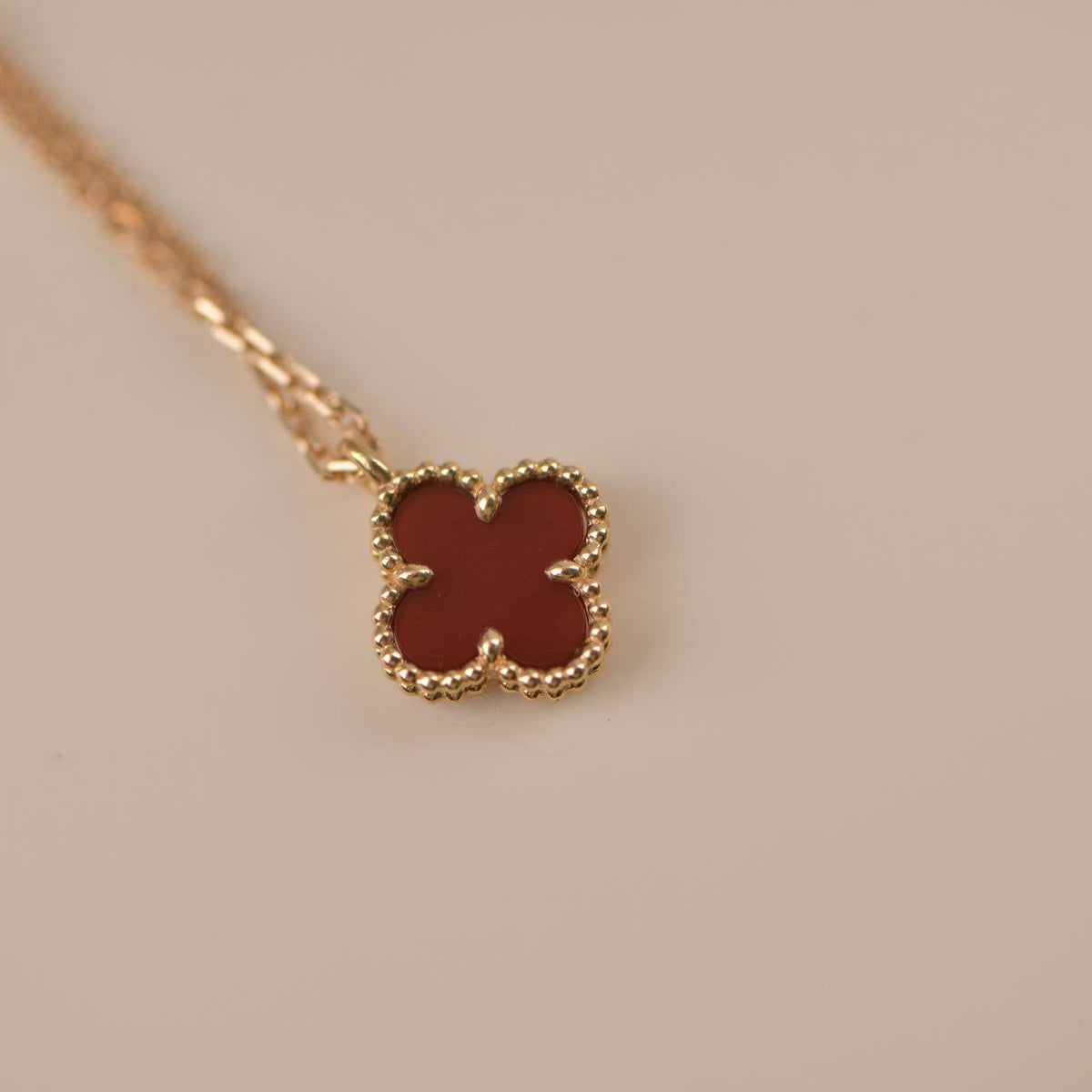 [Elowen jewels ]クローバーミニ 9.5MM ホワイトカーネリアン ネックレス