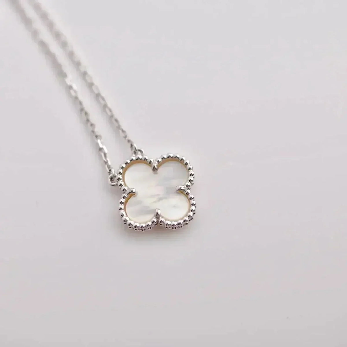 [Elowen jewels ]KLEEBLATT 15MM WEISSES PERLMUTT SILBER