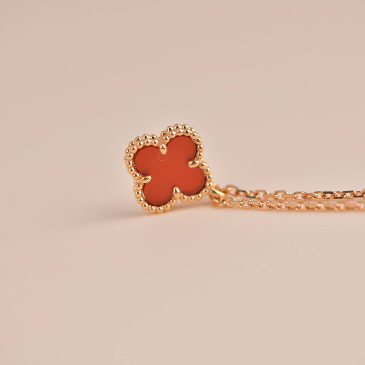[Elowen jewels ]クローバーミニ 9.5MM ホワイトカーネリアン ネックレス