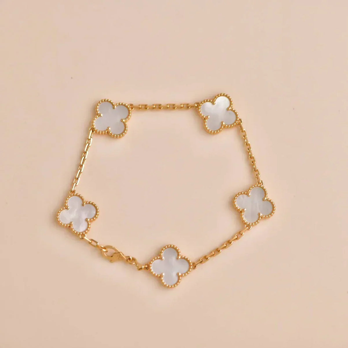 [Elowen jewels ]KOLLEKTION CLOVER WHITE PEARL MOP ARMBAND MIT 5 MOTIVEN