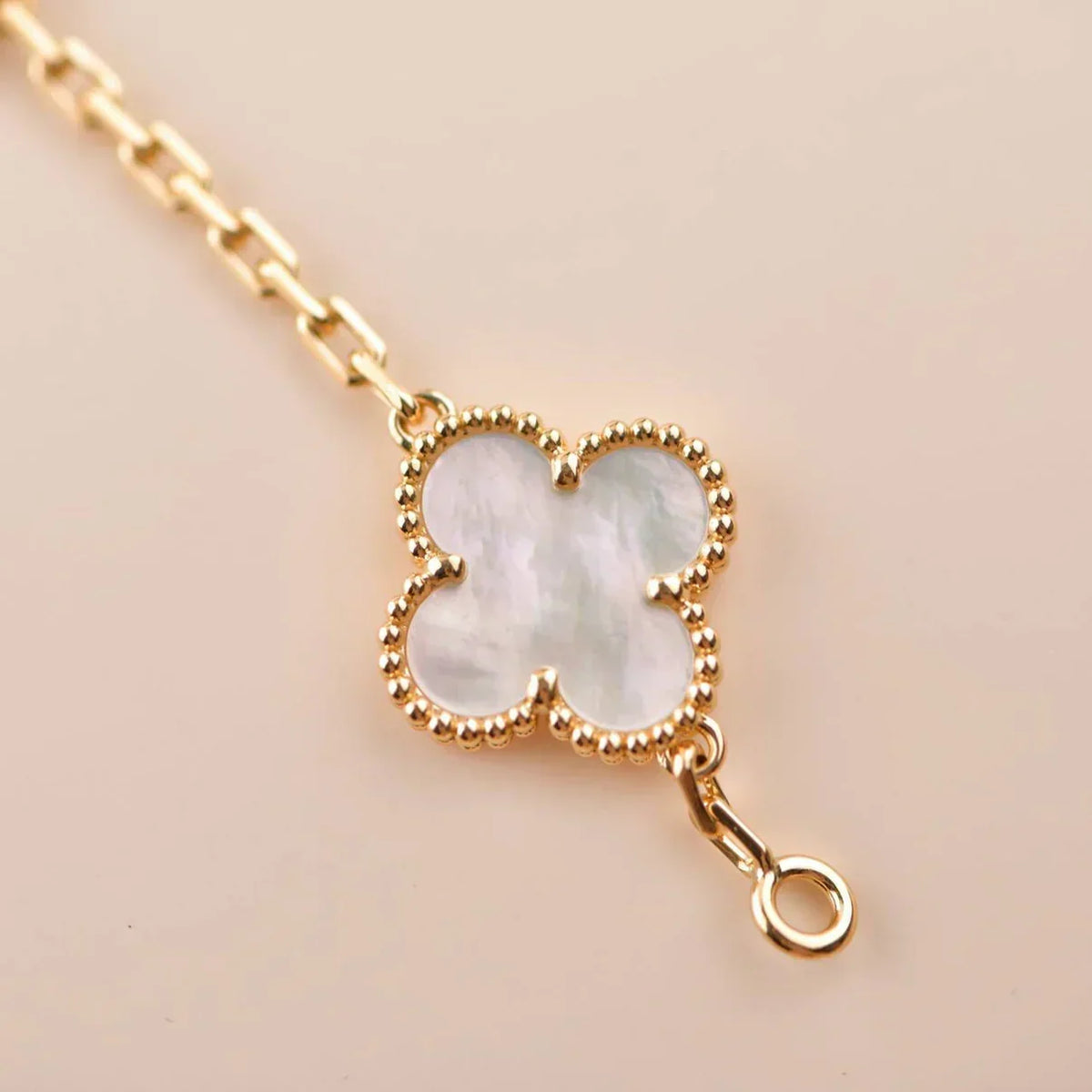 [Elowen jewels ]KOLLEKTION CLOVER WHITE PEARL MOP ARMBAND MIT 5 MOTIVEN