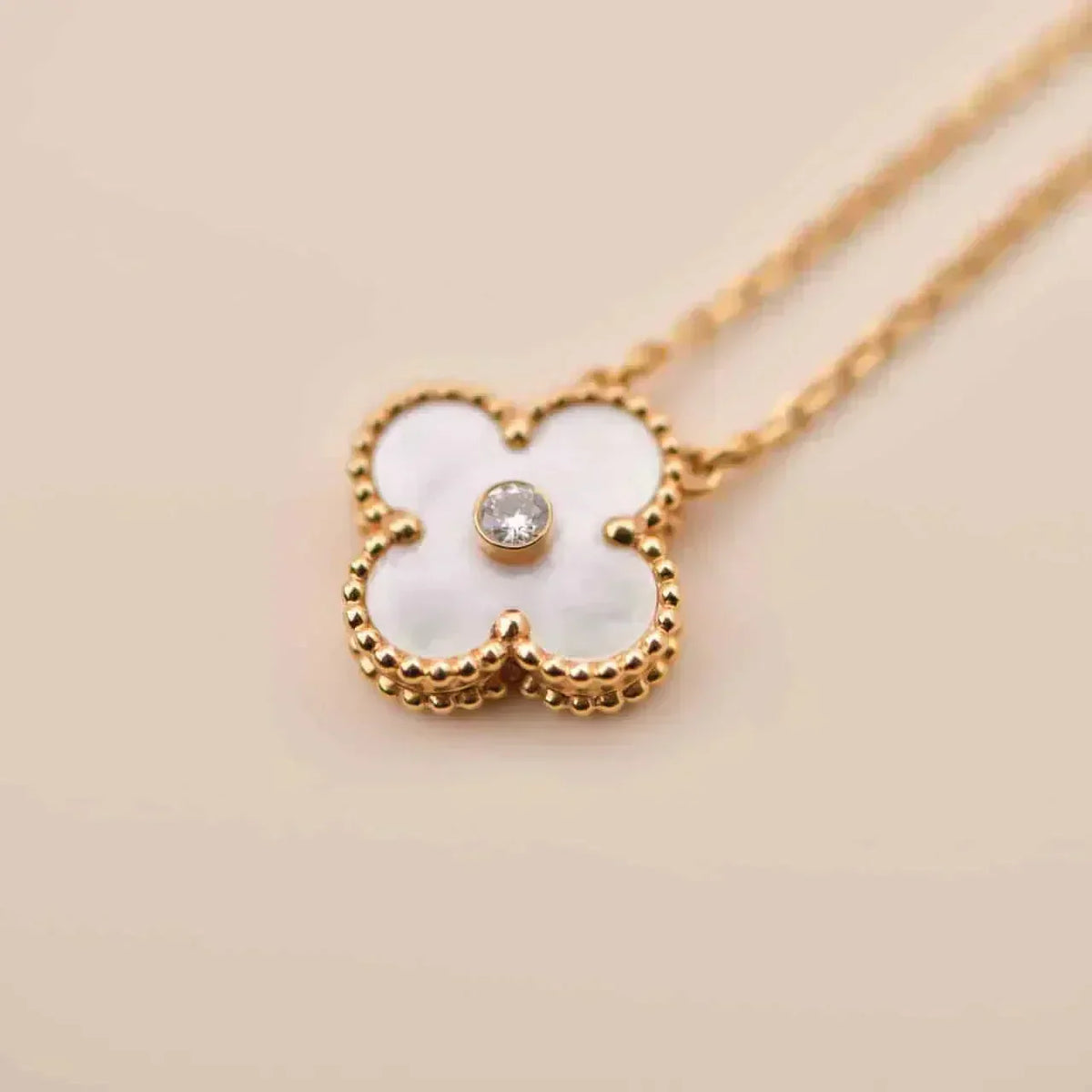 [Elowen jewels ]CLOVER 15MM DIAMANT-HALSKETTE MIT WEISSEM SCHACHBLUMENMUSTER