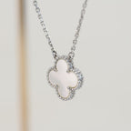 [Elowen jewels ]KLEEBLATT 15MM WEISSES PERLMUTT SILBER