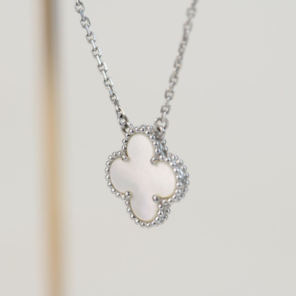 [Elowen jewels ]KLEEBLATT 15MM WEISSES PERLMUTT SILBER
