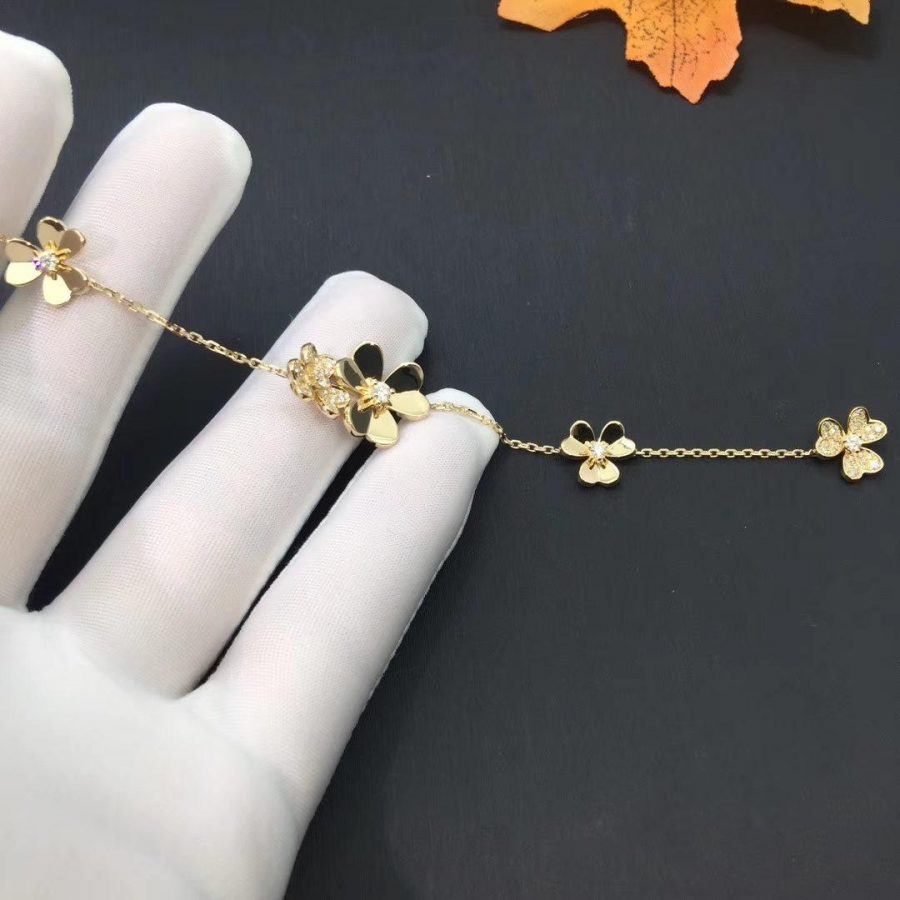 [Elowen jewels ]FRIVOLE ARMBAND MIT 5 BLÜTEN IN GOLD