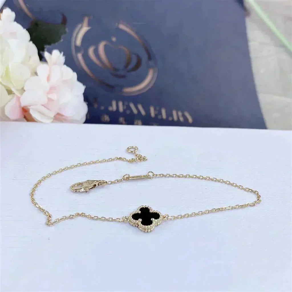 {
  "Elowen jewels": "Elowen Schmuck",
  "CLOVER ONYX SINGLE FLOWER BRACELET": "KLEEBLATT ONYX EINZELBLÜTENARMBAND"
}