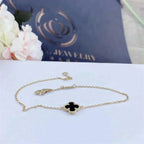 {
  "Elowen jewels": "Elowen Schmuck",
  "CLOVER ONYX SINGLE FLOWER BRACELET": "KLEEBLATT ONYX EINZELBLÜTENARMBAND"
}