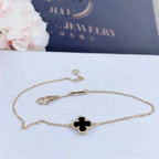 {
  "Elowen jewels": "Elowen Schmuck",
  "CLOVER ONYX SINGLE FLOWER BRACELET": "KLEEBLATT ONYX EINZELBLÜTENARMBAND"
}