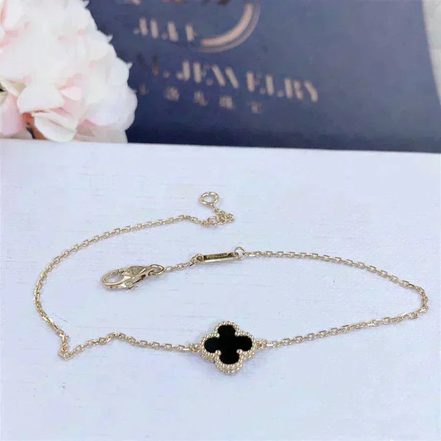 {
  "Elowen jewels": "Elowen Schmuck",
  "CLOVER ONYX SINGLE FLOWER BRACELET": "KLEEBLATT ONYX EINZELBLÜTENARMBAND"
}
