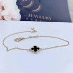 {
  "Elowen jewels": "Elowen Schmuck",
  "CLOVER ONYX SINGLE FLOWER BRACELET": "KLEEBLATT ONYX EINZELBLÜTENARMBAND"
}