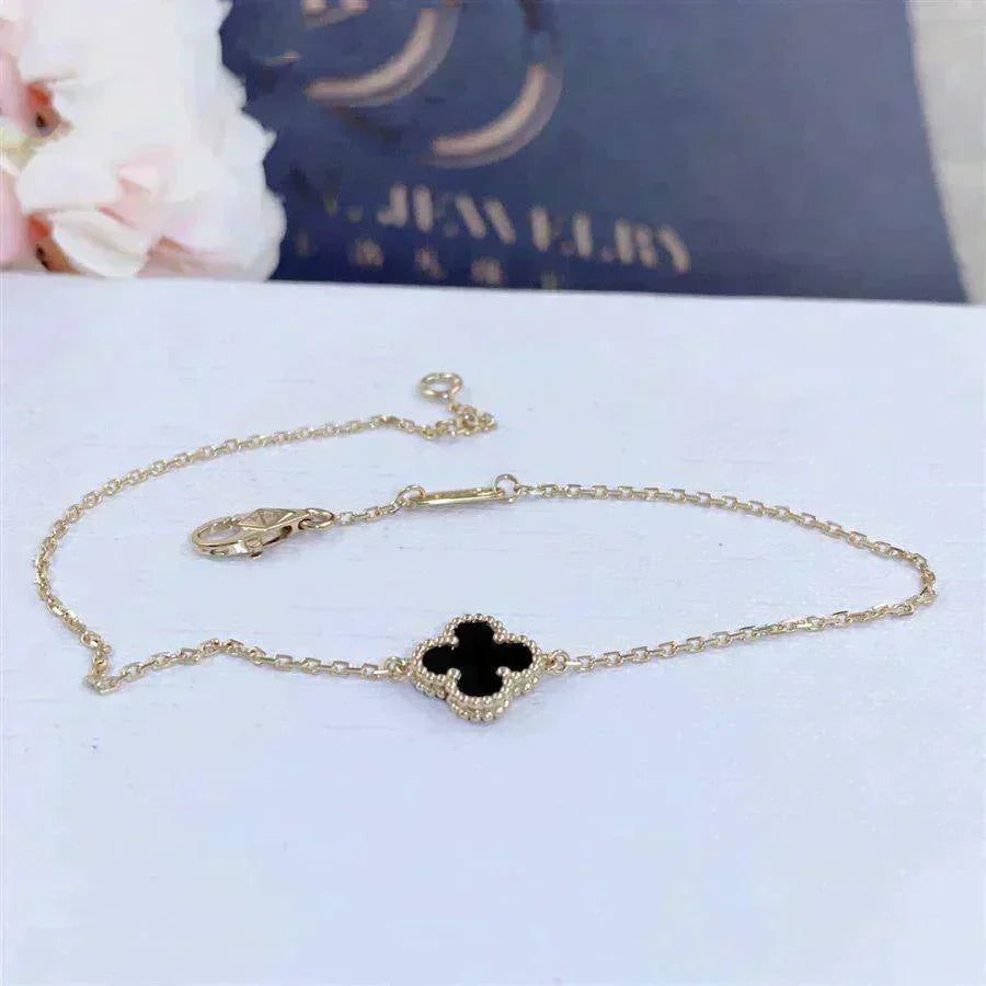 {
  "Elowen jewels": "Elowen Schmuck",
  "CLOVER ONYX SINGLE FLOWER BRACELET": "KLEEBLATT ONYX EINZELBLÜTENARMBAND"
}