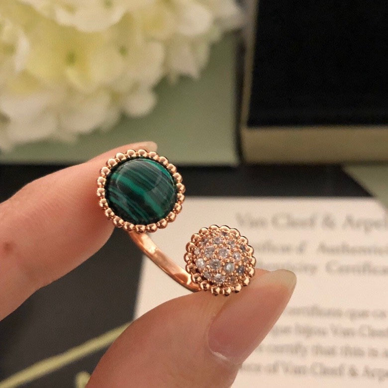 {
  "Elowen jewels": "ペルレ クルール ダイヤモンド ローズゴールド ビトウィーン ザ フィンガー リング"
}