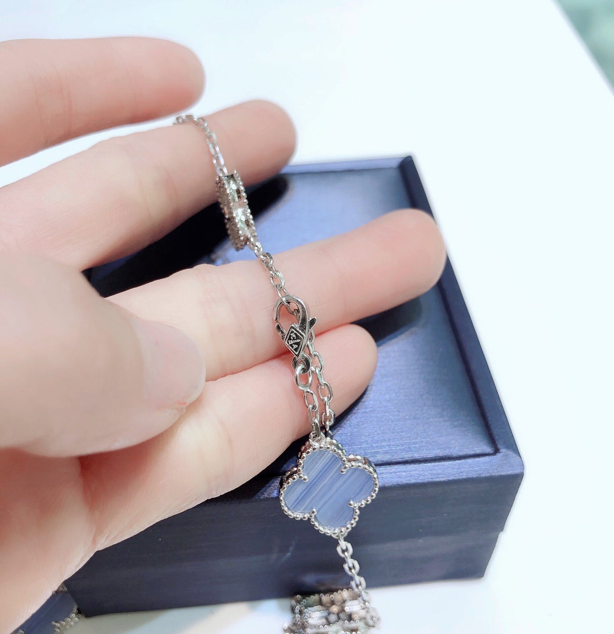 {
  "Elowen jewels": "Elowen jewels",
  "CLOVER 10 MOTIFS CHALCEDONY DIAMONDS SILVER NECKLACE": "クローバー 10モチーフ カルセドニー ダイヤモンド シルバーネックレス"
}