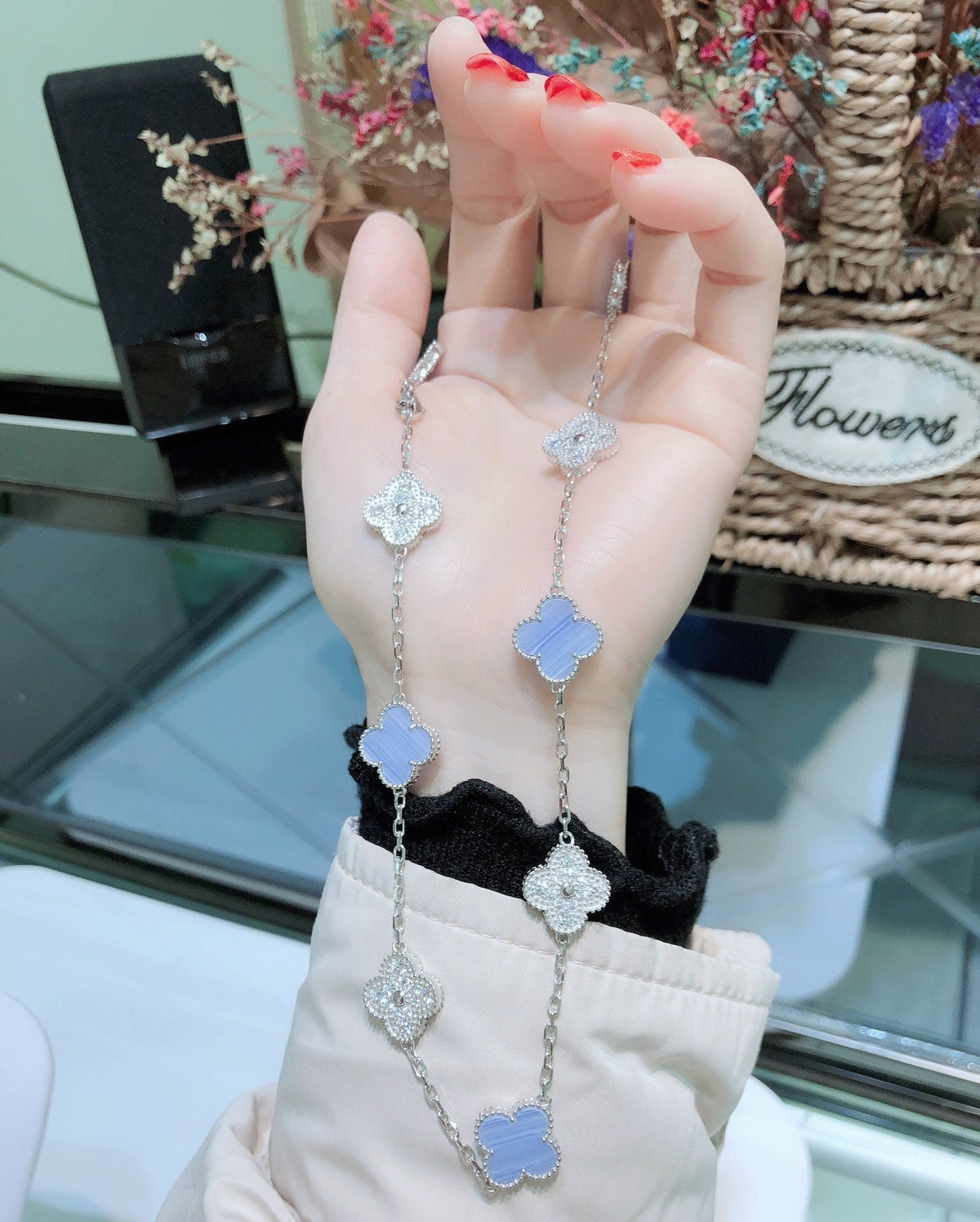 {
  "Elowen jewels": "Elowen jewels",
  "CLOVER 10 MOTIFS CHALCEDONY DIAMONDS SILVER NECKLACE": "クローバー 10モチーフ カルセドニー ダイヤモンド シルバーネックレス"
}