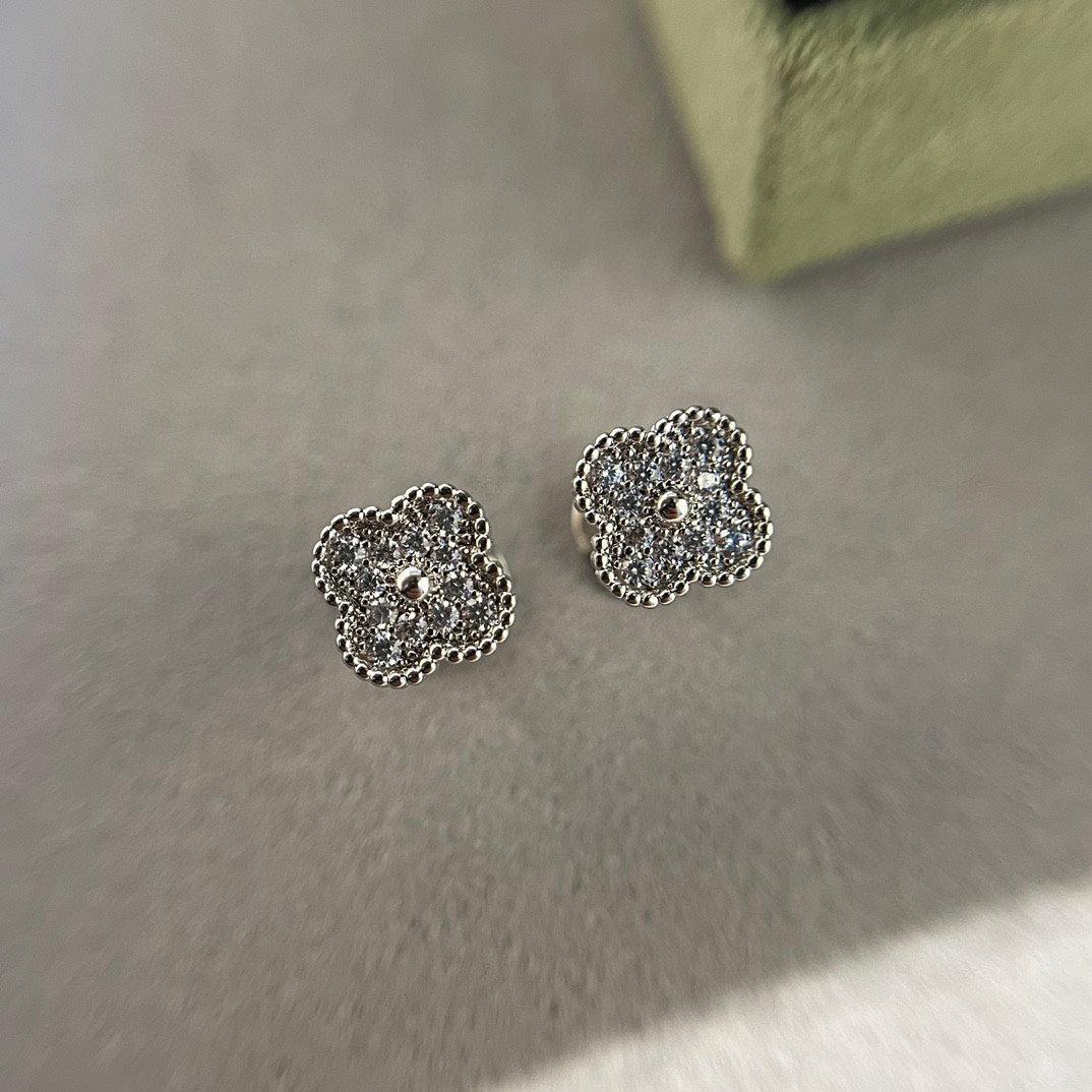 [Elowen jewels ]CLOVER MINI DIAMOND STUD EARRINGS
