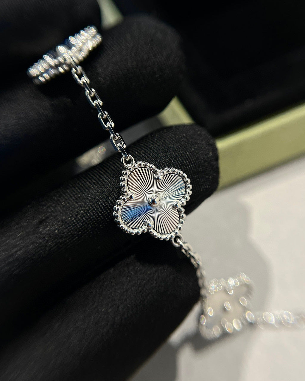[Elowen jewels ] CLOVER 5 MOTIF LASER BRACELET COLLECTION