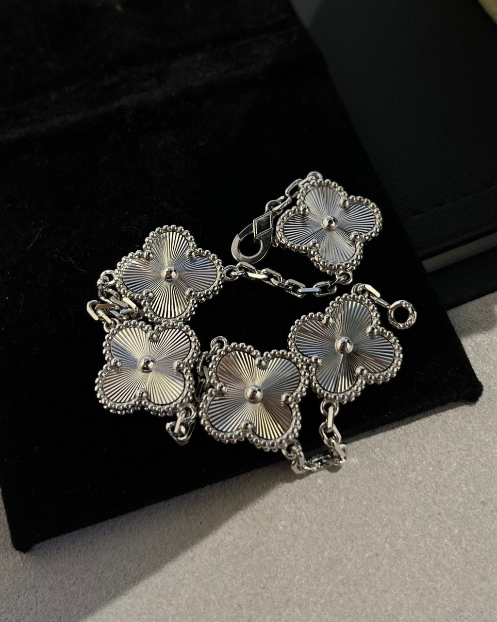 [Elowen jewels ] CLOVER 5 MOTIF LASER BRACELET COLLECTION