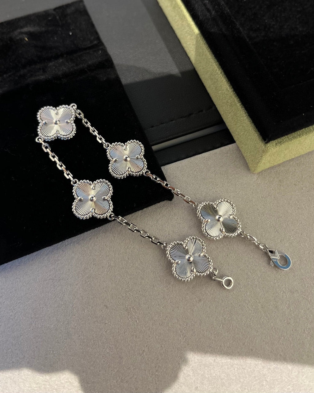 [Elowen jewels ] CLOVER 5 MOTIF LASER BRACELET COLLECTION