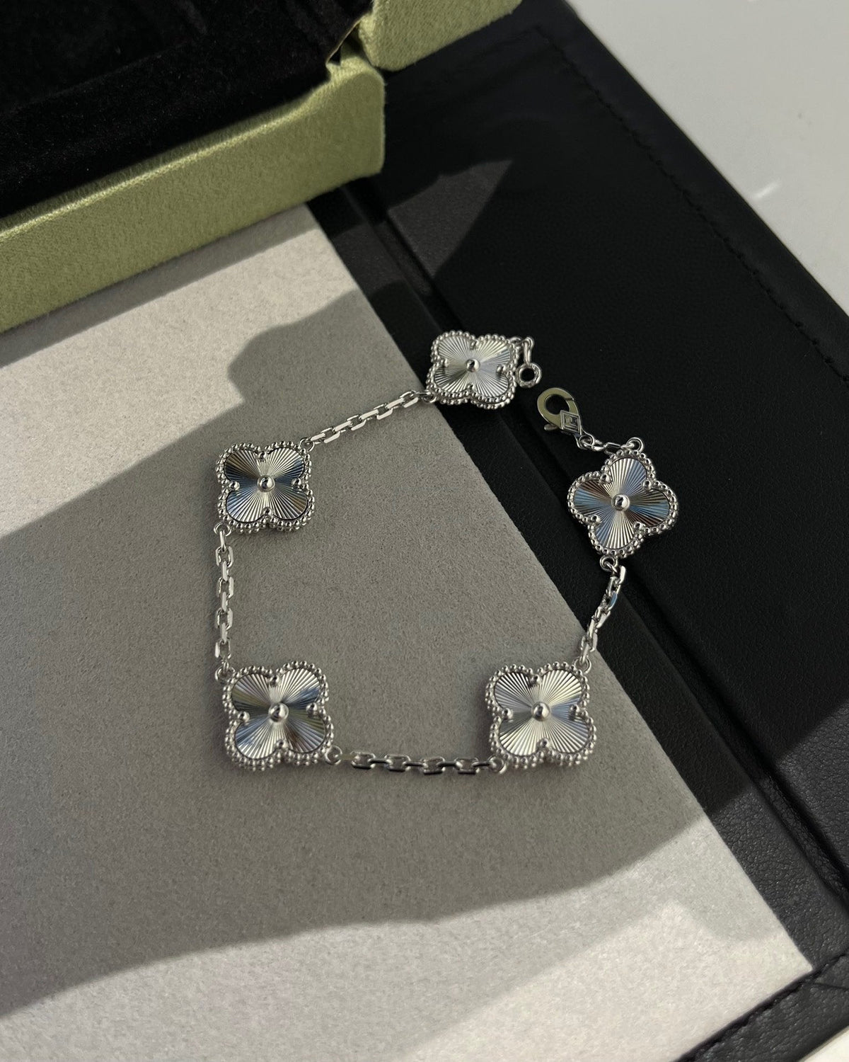[Elowen jewels ] CLOVER 5 MOTIF LASER BRACELET COLLECTION
